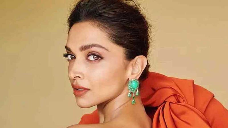 প্রভাস কি দীপিকার পাশে দাঁড়াতে পারতেন না?