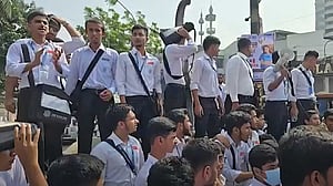 ঢাকা কলেজের ‘স্বকীয়তা’ রক্ষার দাবিতে বিক্ষোভ-অবরোধ