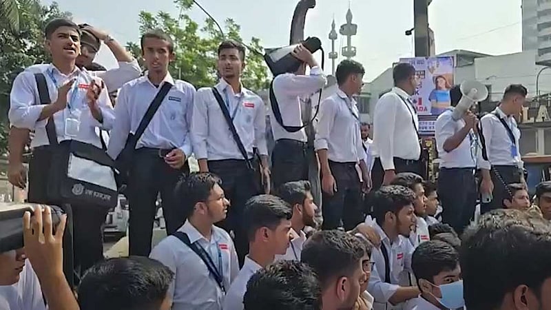 ঢাকা কলেজের ‘স্বকীয়তা’ রক্ষার দাবিতে বিক্ষোভ-অবরোধ