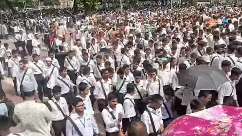 ঢাকা কলেজ: উচ্চ মাধ্যমিক বহাল রাখার দাবিতে বিক্ষোভ