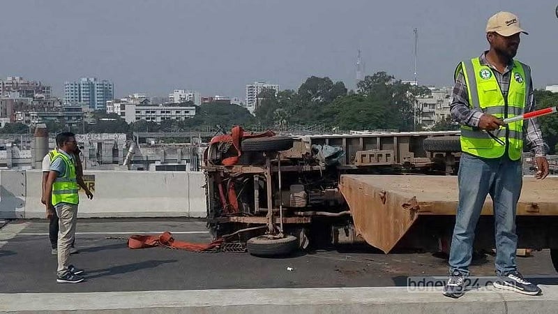 ঢাকা এক্সপ্রেসওয়ে: চাকা ফেটে উল্টে গেল কভার্ড ভ্যান, চলাচল বিঘ্নিত