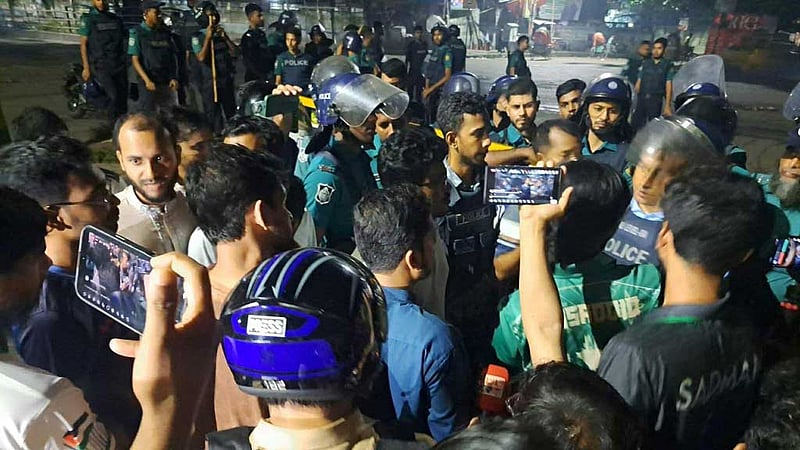 মাঝরাতে হলের সামনে দোকান বসানো নিয়ে ঢাবি ও ঢাকা কলেজের শিক্ষার্থীদের সংঘর্ষ