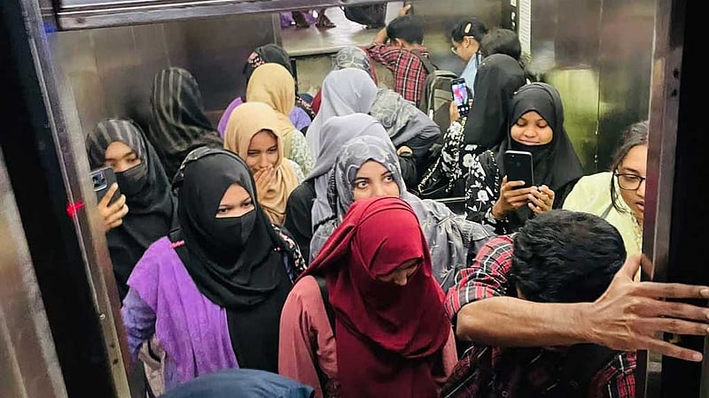 ঢাকা বিশ্ববিদ্যালয়ে ‘বারবার’ লিফট বিকল, আতঙ্কে শিক্ষার্থীরা