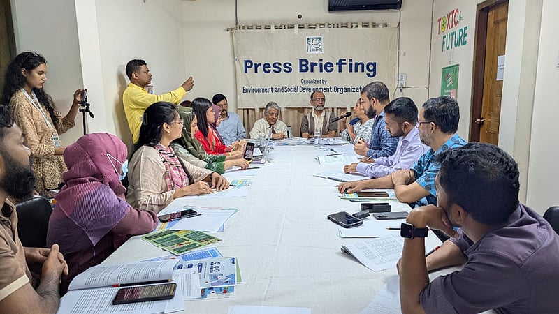 ৪২% রঙের নমুনায় ‘উচ্চ মাত্রায় সীসা’