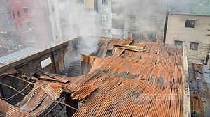 ছাদের দরজায় তালা, রাসায়নিকের বিষাক্ত ধোঁয়ায় অজ্ঞান, পুড়ে অঙ্গার শ্রমিকরা: ফায়ার সার্ভিস
