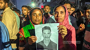 স্বজনের খোঁজে মিরপুরে ছবি হাতে অনেকে