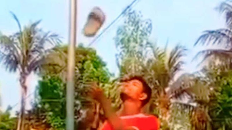 গাইবান্ধার সুন্দরগঞ্জে জাতীয় পতাকার দণ্ডে জুতা, একজন আটক