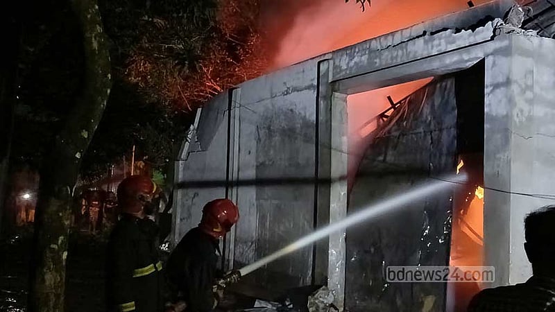 গাজীপুরে ঝুট গুদামে আগুন, ২ ঘণ্টার চেষ্টায় নিয়ন্ত্রণে
