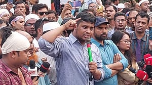 সরকার ‘মোনাফেক’, দাবি না মানলে রাজপথ ছাড়বেন না: শিক্ষকদের হাসনাত আবদুল্লাহ