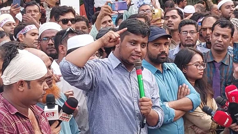 সরকার ‘মোনাফেক’, দাবি না মানলে রাজপথ ছাড়বেন না: শিক্ষকদের হাসনাত আবদুল্লাহ