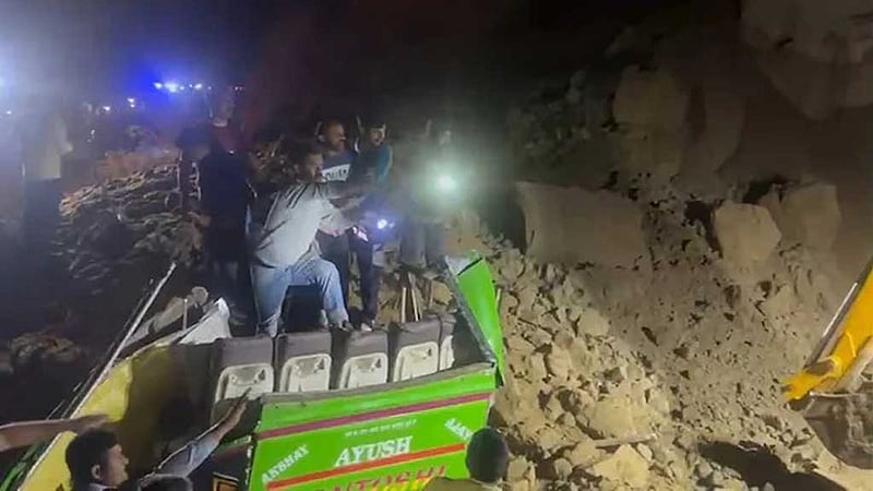 ভারতের হিমাচল প্রদেশে বাসে ভূমিধসের আঘাতে ১৫ মৃত্যু
