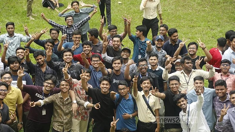 পাসের হার আর জিপিএ-৫, দুটোতেই শীর্ষে ঢাকা