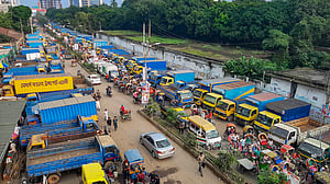 ট্রাকের দখলে মেয়র আনিসুল হক সড়ক