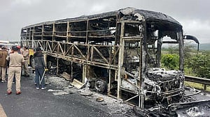 ভারতের অন্ধ্রে প্রাণঘাতী বাসের আগুন তীব্র হয়েছে ‘২৩৪টি স্মার্টফোনের কারণে’