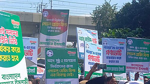 নভেম্বরে গণভোট দাবি: স্মারকলিপি দিতে ইসির সামনে জামায়াতসহ ৮ দল
