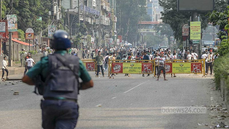 সংসদ ভবনের সামনে ‘রণক্ষেত্র’: মামলার প্রস্তুতি চলছে, আটক ২