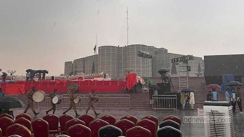 বৃষ্টির হানা, জুলাই সনদ স্বাক্ষর অনুষ্ঠান শুরু হতে দেরি