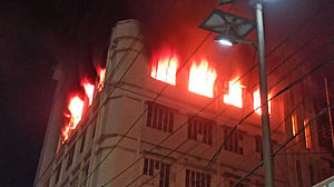 কালশীর বহুতল ভবনের আগুন ২ ঘণ্টা পর নিয়ন্ত্রণে