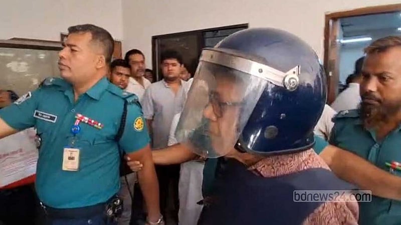 চকোলেট খেতে পুলিশের বাধা, মেজাজ হারালেন কামরুল ইসলাম