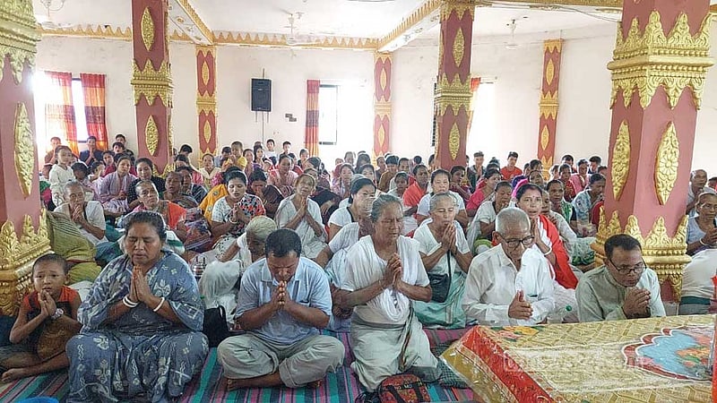 প্রবারণা পূর্ণিমা: খাগড়াছড়ির বিহারে বিহারে প্রার্থনা