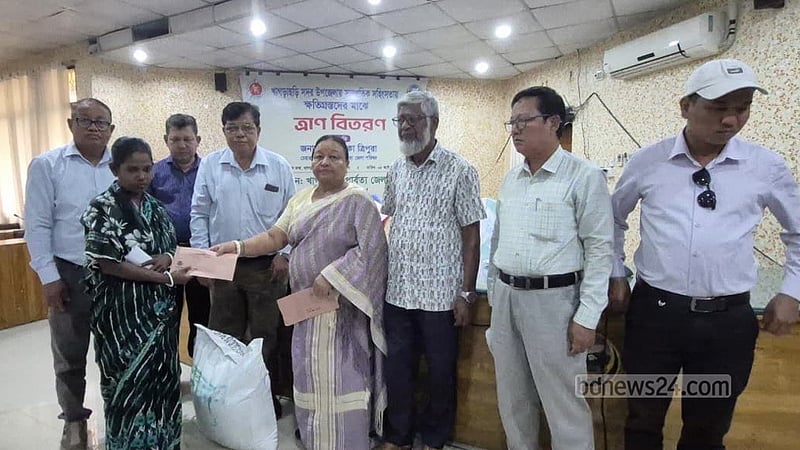খাগড়াছড়িতে সহিংসতায় ক্ষতিগ্রস্তদের সহায়তা দিল জেলা পরিষদ