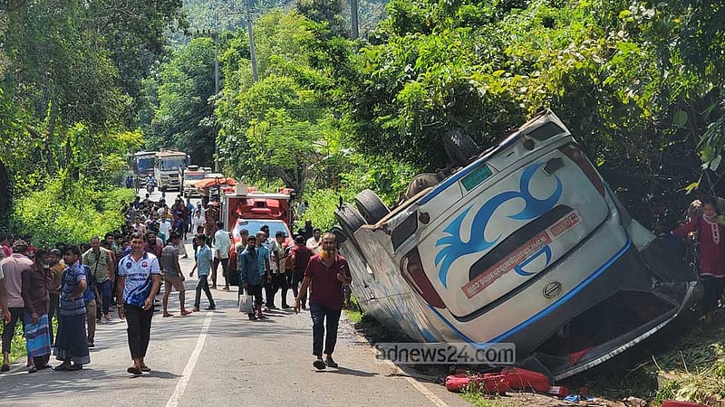 খাগড়াছড়িতে বাস উল্টে প্রাণ গেল দুজনের, আহত ১০