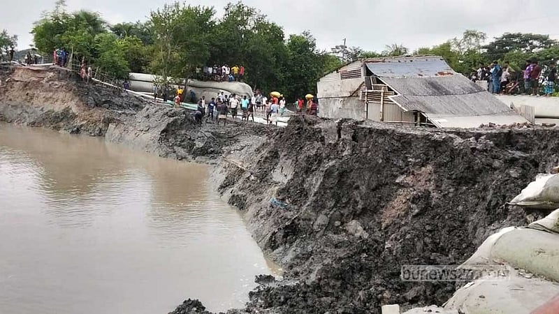 উচ্চ জোয়ারে খুলনায় বেড়িবাঁধে ভাঙন, আতঙ্ক