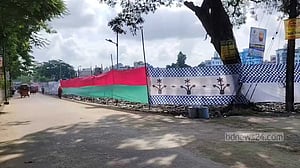 উপদেষ্টা আসবেন, তাই কাপড় দিয়ে আবর্জনার স্তূপ আড়াল