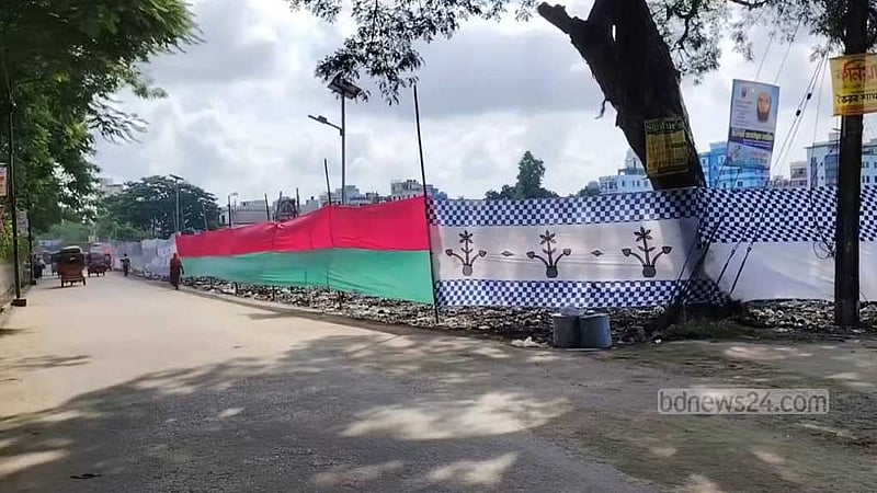 উপদেষ্টা আসবেন, তাই কাপড় দিয়ে আবর্জনার স্তূপ আড়াল