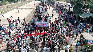 ভৈরবকে জেলা ঘোষণার দাবিতে রেলপথ অবরোধ, ট্রেনে পাথর নিক্ষেপ