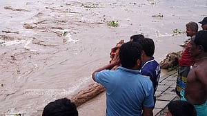 কুড়িগ্রামে পানিতে ভেসে আসা গাছ ধরতে গিয়ে নিখোঁজ ১
