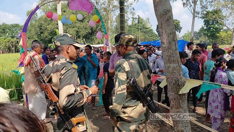 শ্যামা পূজায় লালমনিরহাট সীমান্তে দুই বাংলার মিলনমেলা