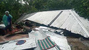 হঠাৎ ঝড়ে লালমনিরহাটে লণ্ডভণ্ড কয়েক গ্রাম, আহত ৩