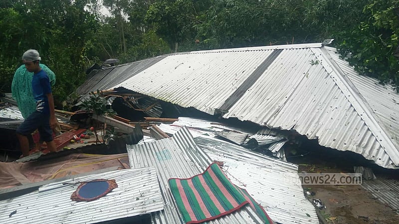 হঠাৎ ঝড়ে লালমনিরহাটে লণ্ডভণ্ড কয়েক গ্রাম, আহত ৩