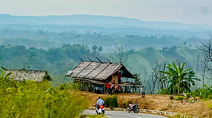 পাহাড়ের মাচাং ঘর