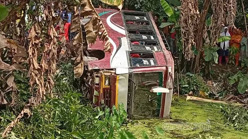 মাদারীপুরে নিয়ন্ত্রণ হারিয়ে বাস খাদে, নিহত ১