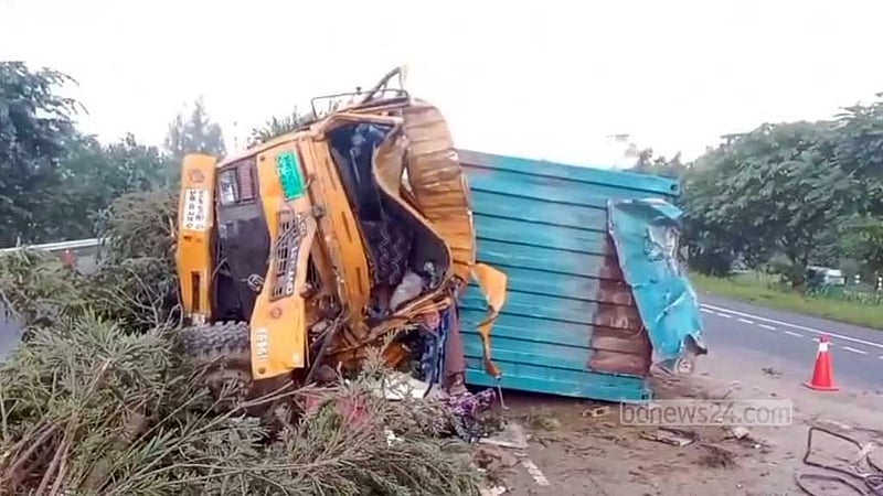 মাদারীপুরে এক্সপ্রেসওয়েতে দুই বাসের সঙ্গে কভার্ড ভ্যানের সংঘর্ষ, নিহত ১