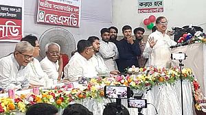 দেশ ‘বিরাট সংকটে’, উদ্ধারের ‘ক্ষমতা নেই’ সরকারের: মান্না