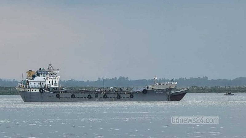 নাব্য সংকট: পদ্মায় ৮ দিন ধরে আটকা সারবোঝাই জাহাজ