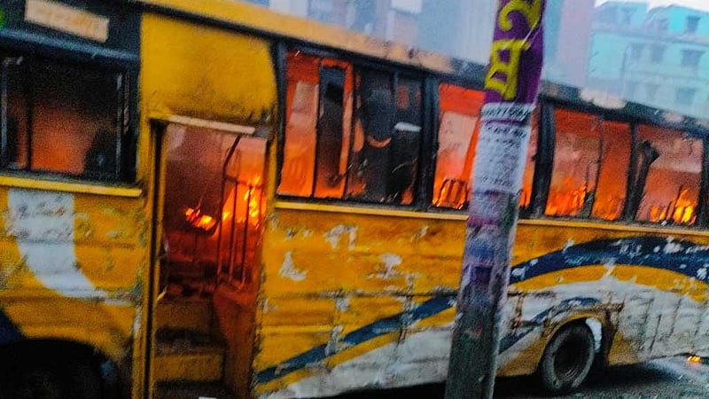 রাজধানীতে মিরপুরে বাসে আগুন