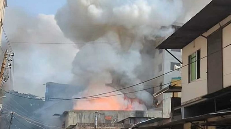 মিরপুরে পোশাক কারখানা ও রাসায়নিকের গুদামে আগুন