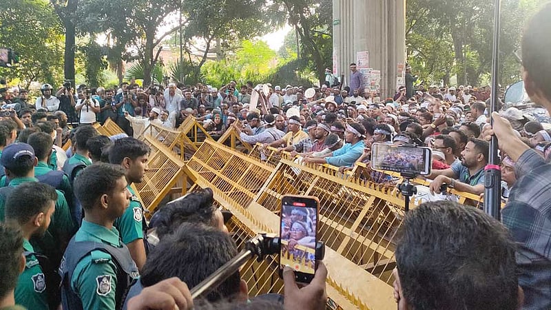 এমপিওভুক্ত শিক্ষকদের ‘ভুখা মিছিল’ আটকে দিল পুলিশ