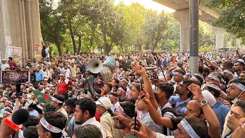 শিক্ষকদের সচিবালয়মুখী যাত্রা আটকে দিল পুলিশ