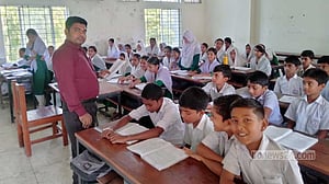 ‘কর্মবিরতির ক্ষতি পোষাতে’ শনিবারও ক্লাসে এমপিওভুক্ত শিক্ষকরা