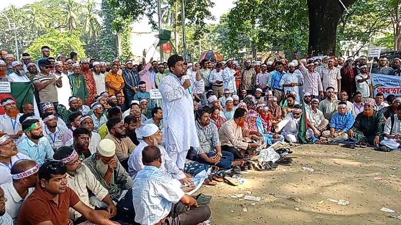 শিক্ষকদের অবস্থান তৃতীয় দিনে, দুপুরে 'মার্চ টু সচিবালয়'