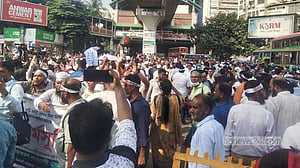 পুলিশের ব্যারিকেড 'ছুড়ে ফেলে' শাহবাগ অবরোধে শিক্ষকরা