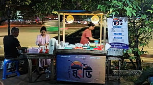 রাজধানীতে পথের ধারে পাহাড়ি স্বাদের টানে