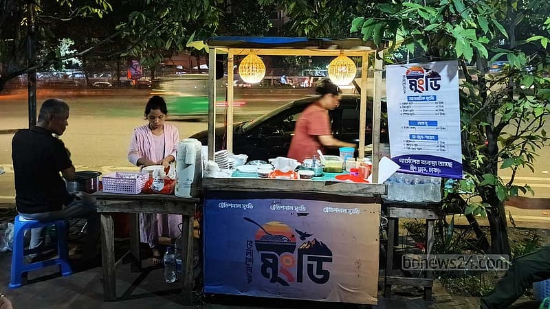 রাজধানীতে পথের ধারে পাহাড়ি স্বাদের টানে