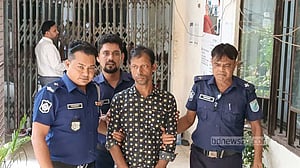 ঢাকার রাস্তায় কাঁদতে থাকা শিশুকে নারায়ণগঞ্জে নিয়ে ‘ধর্ষণ’, কনস্টেবল কারাগারে
