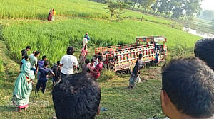 নওগাঁয় গরুবোঝাই ভটভটি উল্টে ২ ব্যবসায়ী নিহত